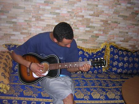 Red joue la  Guitar